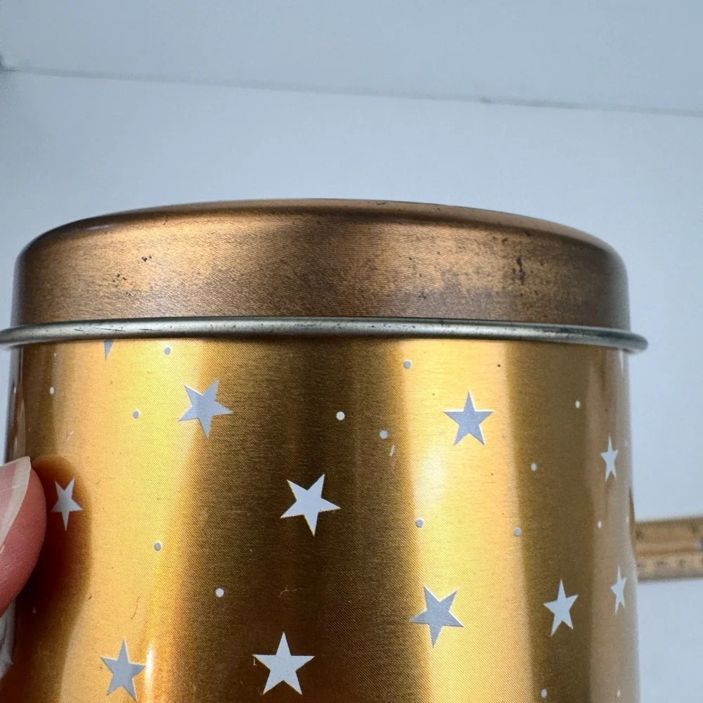 Vtg Boyds Bears Small Gold Round Tin w‎ Stars Christmas Peppermint Candles READ